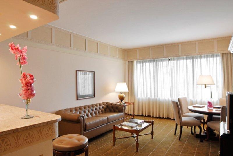 Hotel Transamerica Sao Paulo Oda fotoğraf A living room in a suite at the Ritz-Carlton, Boston